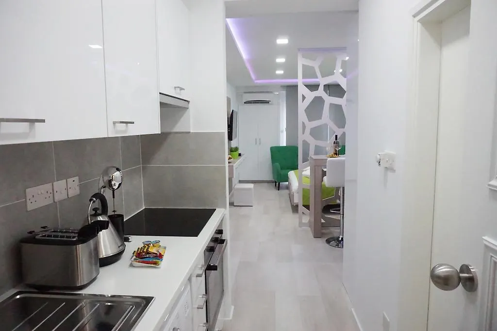 Lazuli Sea View-Beachfront Ap 405 Larnaca