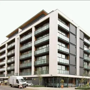 https://modern-stratford-apartment.brighton-hotels-england.com